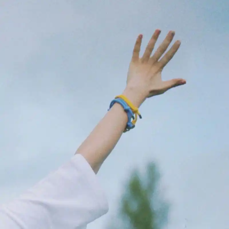 谭松韵白t背影比耶# 氛围感还得看 谭松韵seven 今天这组新图创意好