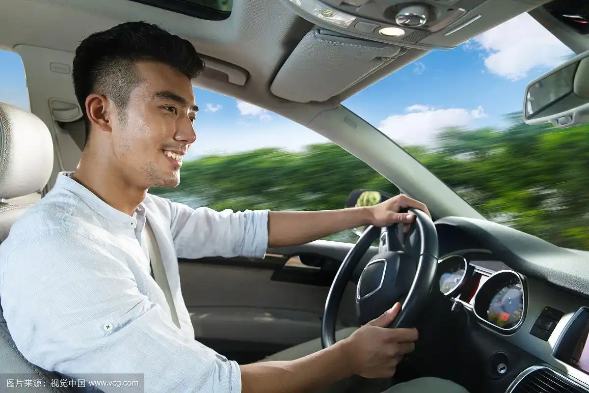 青年男人驾车