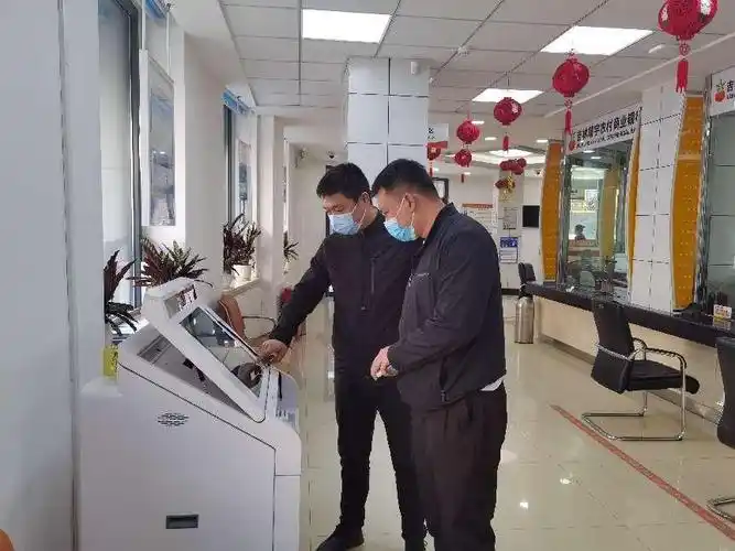 靖宇农商行大堂经理为客户办理智能存款(任鹤 摄)