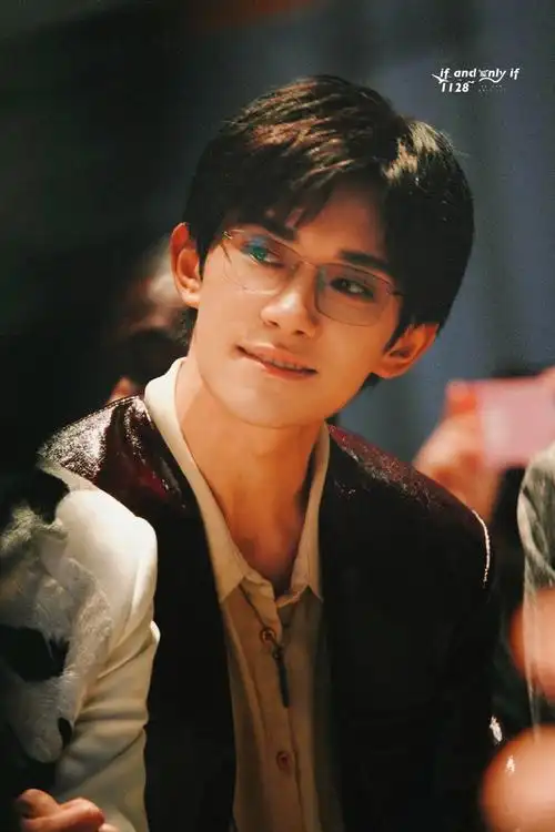 皮衣玺,帅帅帅帅    #易烊千玺电影小小的我##四字 易烊千玺 yyqx 四