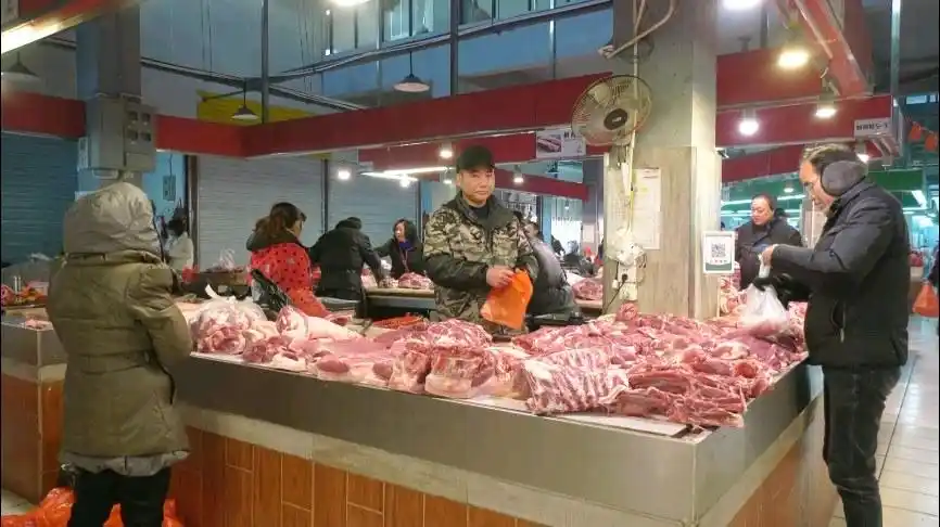 市民囤咸货过大年猪肉市场持续火爆
