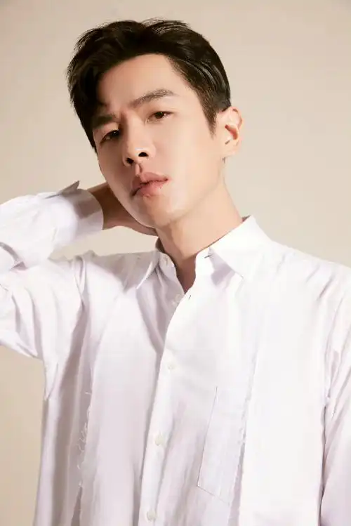 #张若昀生日白衬衫写真##张若昀生日评论区#