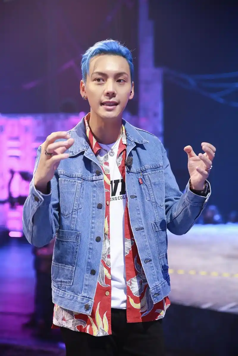 陈伟霆《热血街舞团》蓝发造型亮眼  网友:确认过眼神,是颜值在线的人