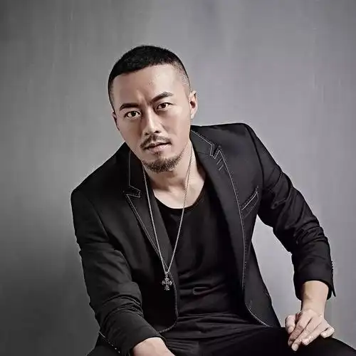 王菁王菁,中国内地男演员,因烧脑网剧《暗黑者》走红,曾先后出演《背