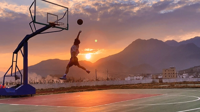 河源连平这个地方,有一座"最美夕阳篮球场"