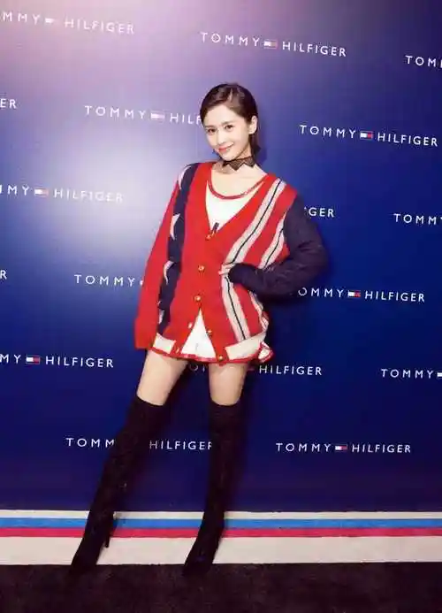 皮衣不一定要配牛仔裤get王子文搭配半身裙显瘦显高又洋气