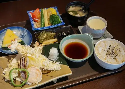 [高雄]允鹤手作寿司-豪气鲑鱼山丼饭x豪华不贵商业午餐 高雄日式料理