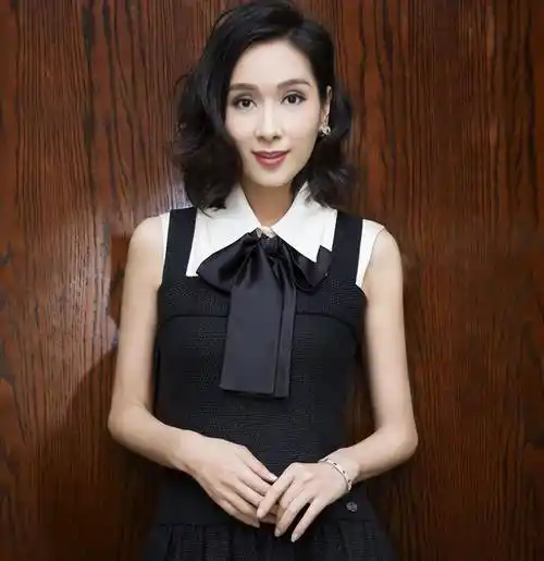 不是他不太喜欢她,而是周正毅一直和一个漂亮的女人在一起.