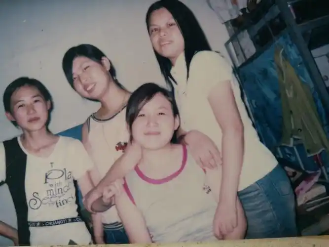 翻来以前的旧照片十几年过去了怀念过去的时光逝去的青春