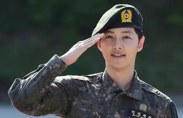 宋仲基最新视频曝光,剪了一头清爽短发,身穿西装大秀好身材_欧巴_cp