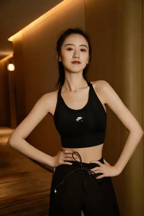 袁冰妍性感小蛮腰写真图片