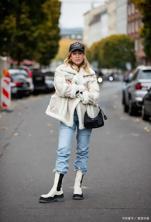 学姐教穿搭:女生白色马丁靴怎么搭配衣服?