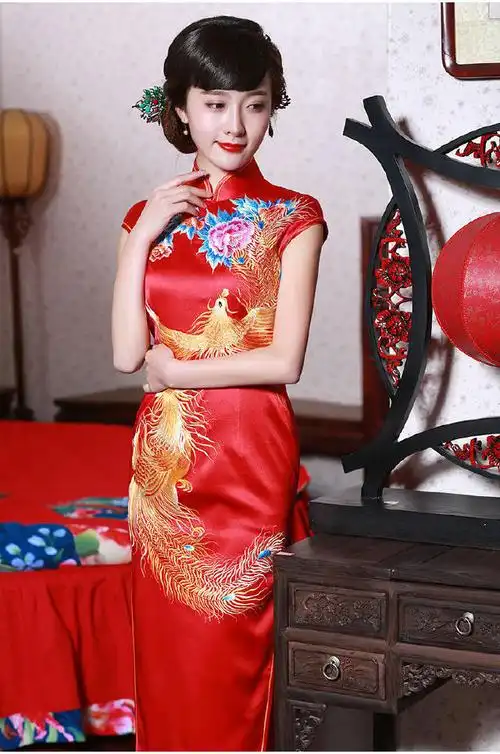 红色凤凰旗袍展示东方女性美