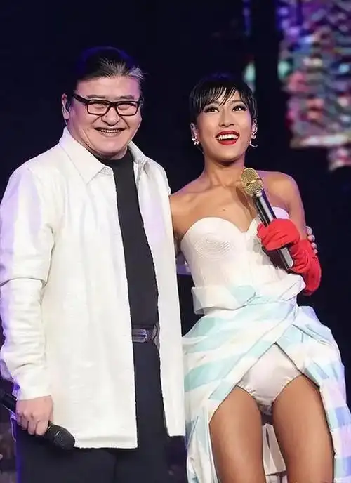 吉克隽逸光腿拍摄写真,网友还以为穿了黑丝,难怪出场费那么高!