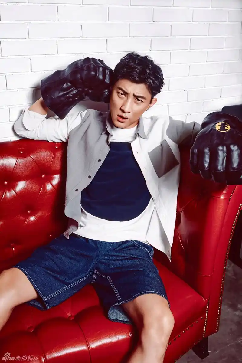 组图:大左登杂志封面 大展活力青春范儿_高清图集_新浪网