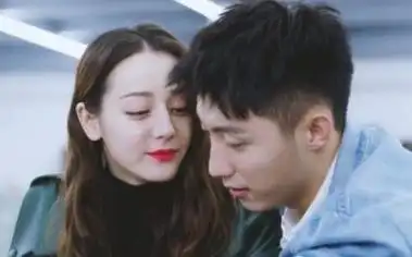 事实证明,31岁"定毯神针"的迪丽热巴,已经走上另一条路