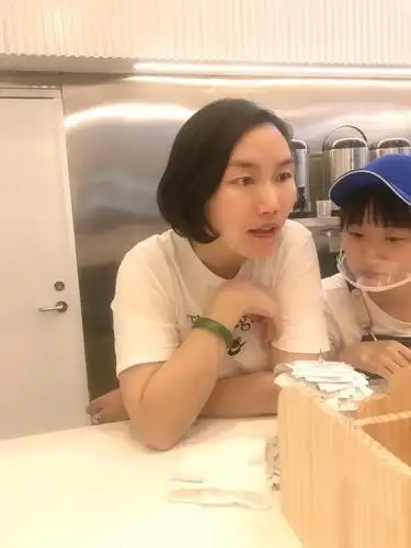 王俊凯吸金能力强为何要开奶茶店?看完小凯父母穿搭,多少明白点_妈妈