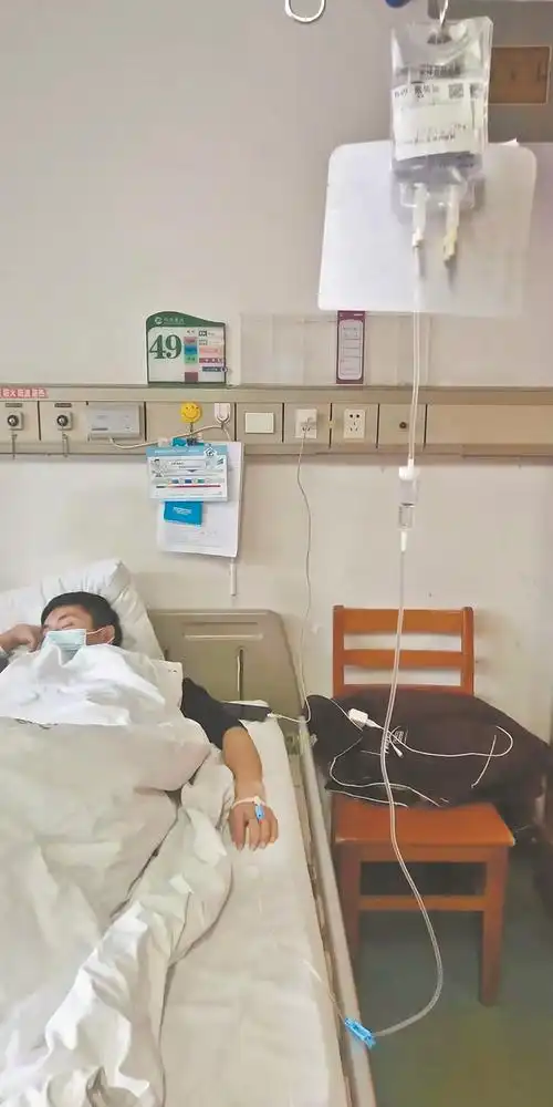 戴佑加躺在病床上