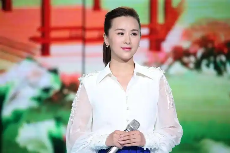 p data-id="gnwxjy7fnt">王雅洁,女,空政文工团优秀青年歌手,出生于