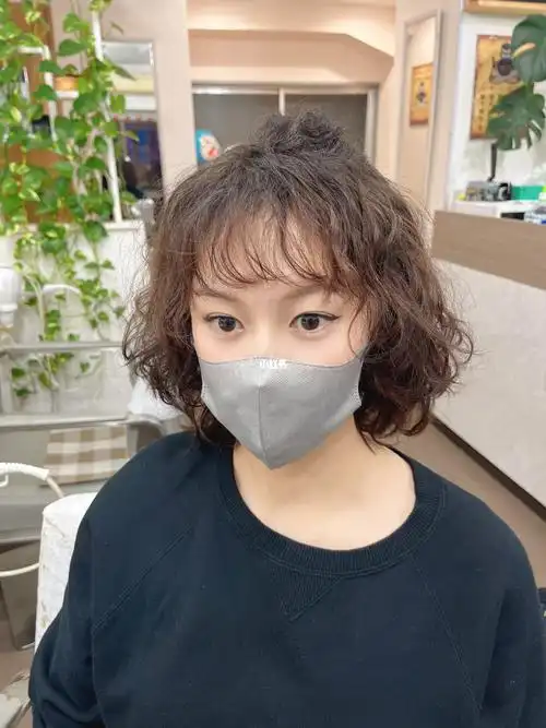 美女发质属于细软发质,头发贴很头皮,这样烫后,增加发量,蓬松发根