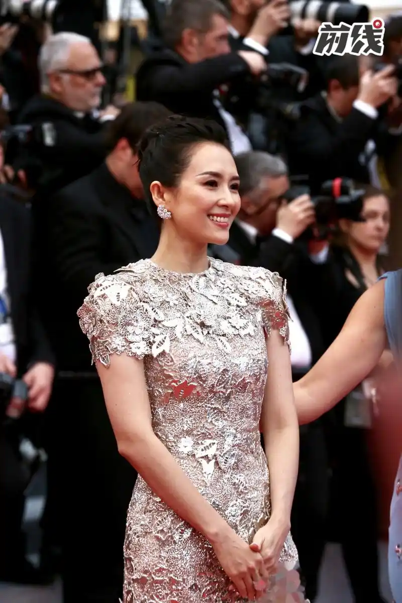 在红毯候场时,章子怡摆动双手扭动身体兴奋轻舞.