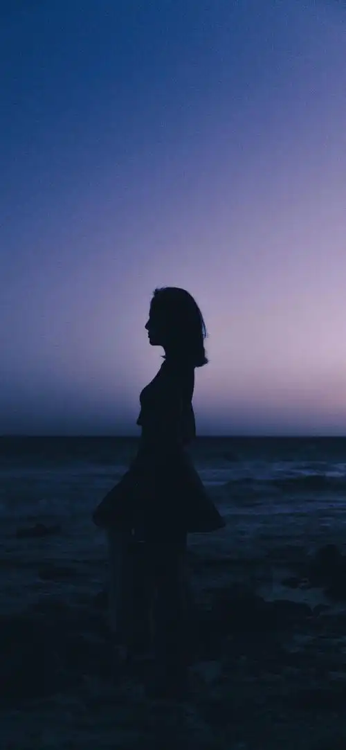傍晚海滩美女剪影手机壁纸