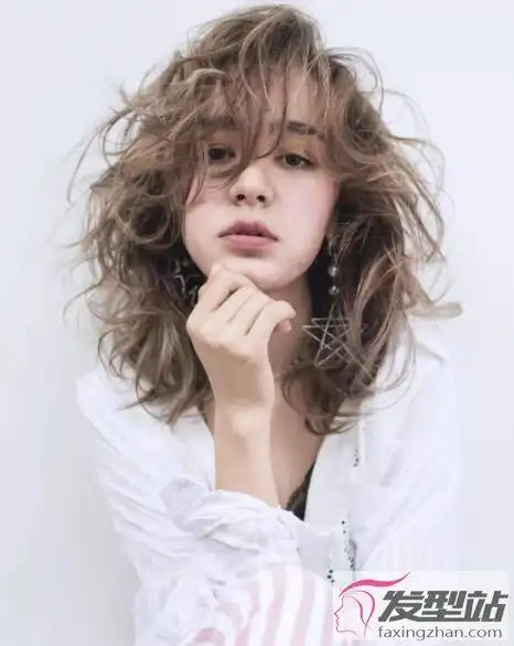 时尚女生慵懒风发型 注意这几个特征打造女人味