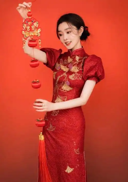 宋轶春晚旗袍造型太养眼穿喜庆旗袍给网友拜年笑容甜美气质好