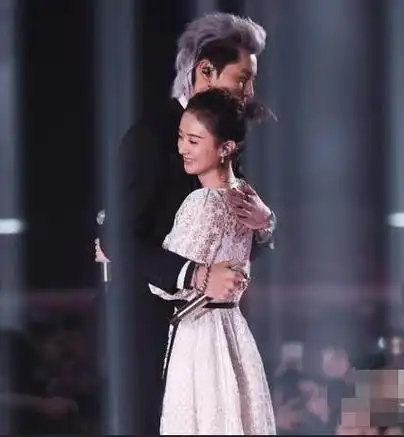 主持人调侃问赵丽颖谁的嘴唇最有感觉,赵丽颖