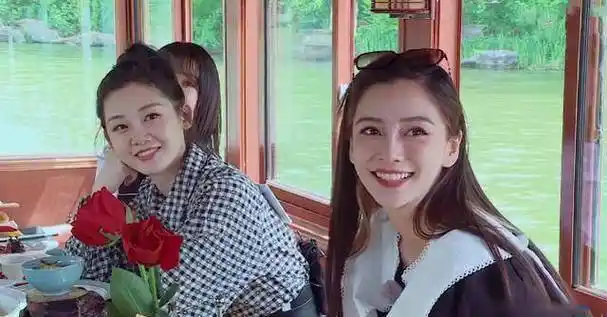 杨颖拦着郑恺不让他抱苗苗,镜头切远获观众原谅,原来都是误会_baby