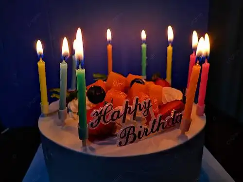 插著蜡烛的水果生日蛋糕