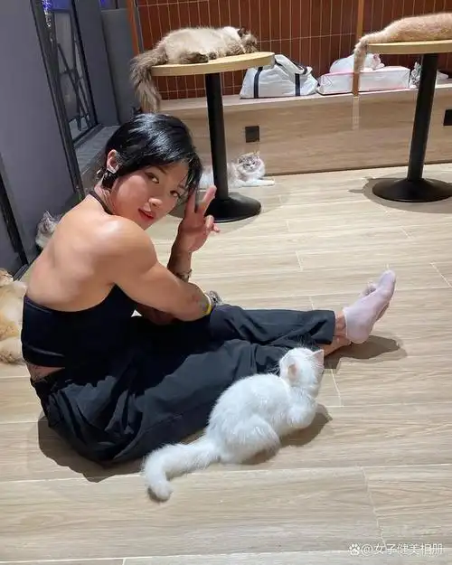 今日的肌肉女主角是来自中国香港的肌肉辣妈---关晓萍;这位女子形体