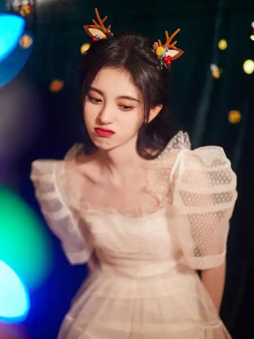 鞠婧祎穿白色薄纱连衣裙表情可爱又搞怪