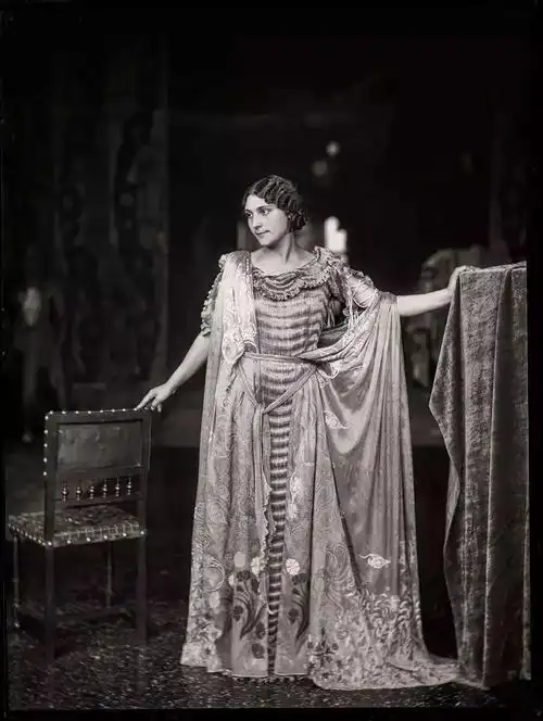 fortuny设计出特尔斐礼服裙,为刚从束身内衣里解放出来的欧洲贵族女性