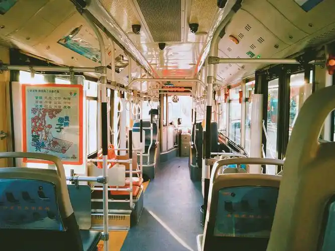 在公交车的最后一排
