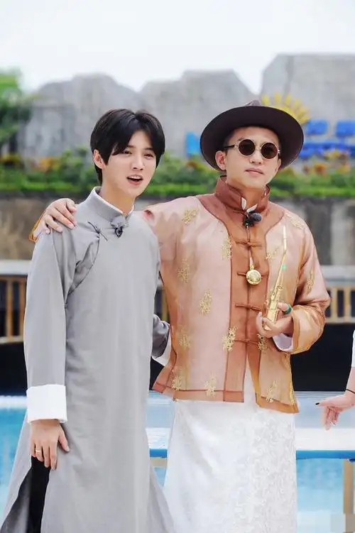 邓超晒影片问自己是不是最帅?鹿晗的表情包太逗了