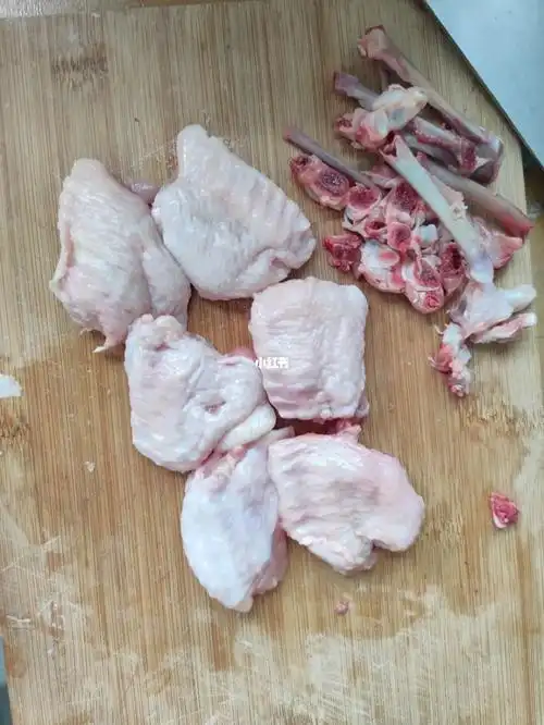 鸡翅中去骨,剁掉鸡翅两端,捏住骨头扭呀扭呀扭就下来了,就是有点费手