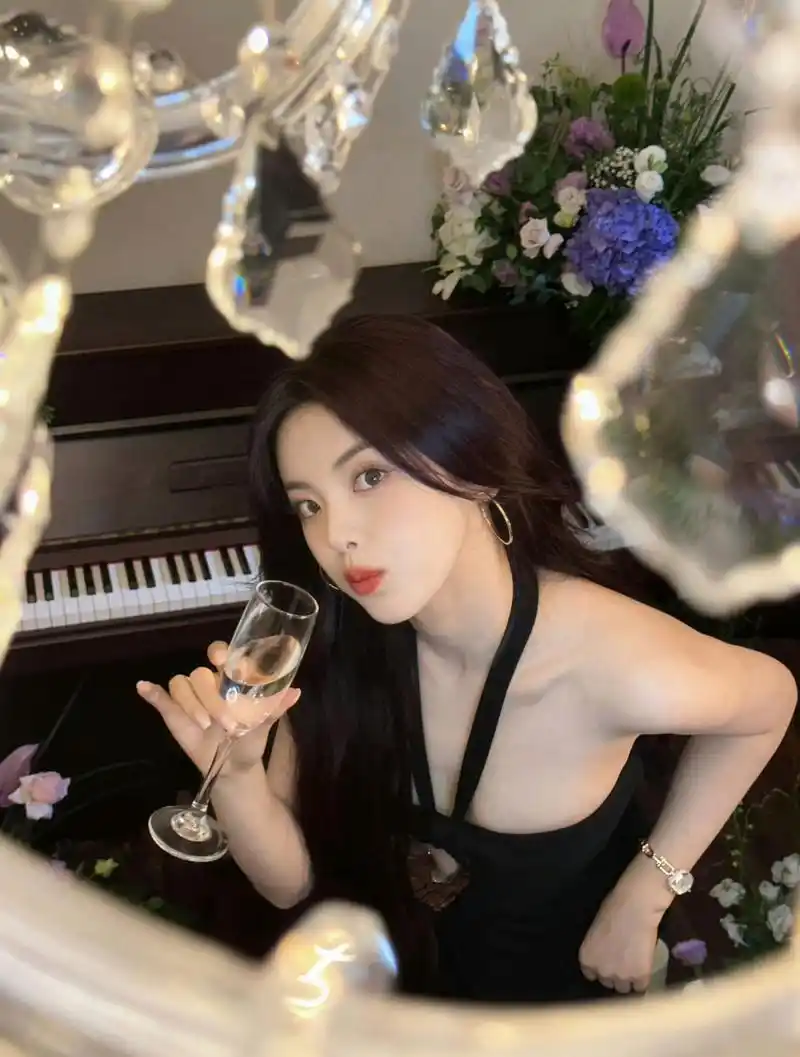 杨超越,黑色挂脖吊带裙,镂空设计,性感十足!