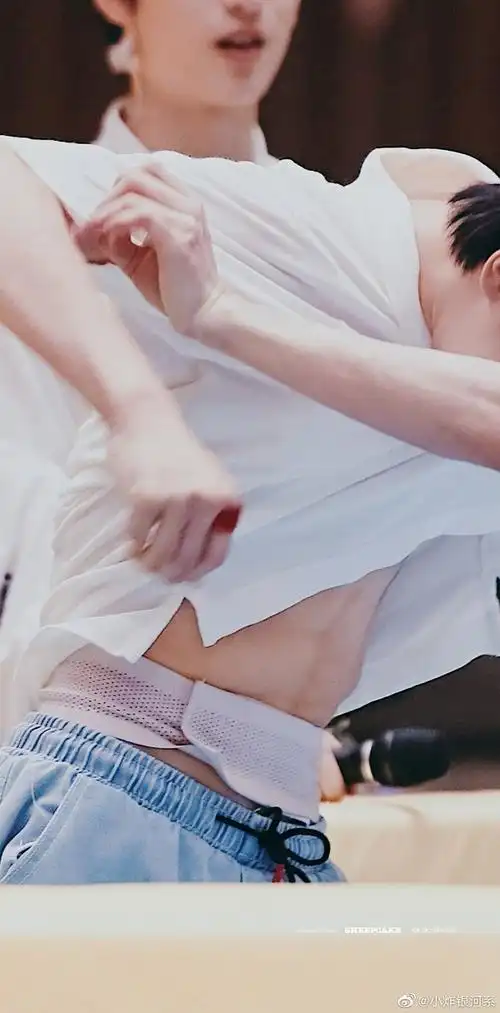 跪求张真源全身图