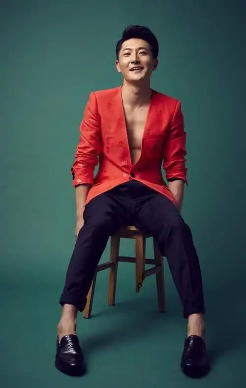 郭京飞一个风格多的话剧演员,低调内敛不羁帅一脸,尽显百变魅力