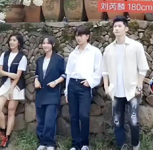 虽然任嘉伦穿上了增高鞋,但身高仍然没能超过旁边的男星.