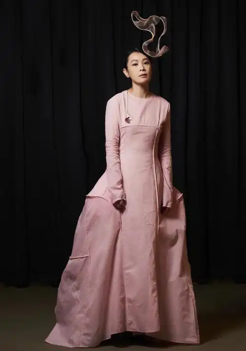 刘若英带来了专属白色高订礼服"白色栀子花"以及另一套"粉红女郎",以