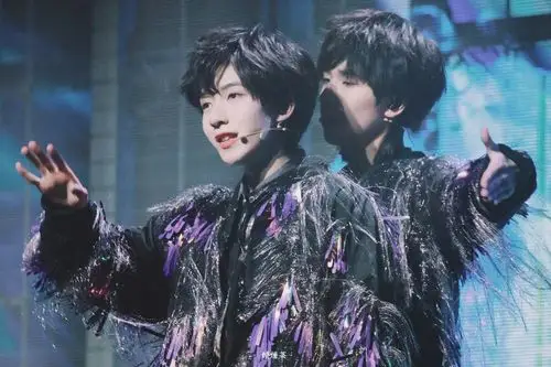 翔霖屋顶会着火 cr 水印 - 堆糖,美图壁纸兴趣社区