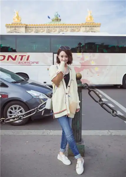 赵丽颖身着dieselfw17牛仔裤现身巴黎街头