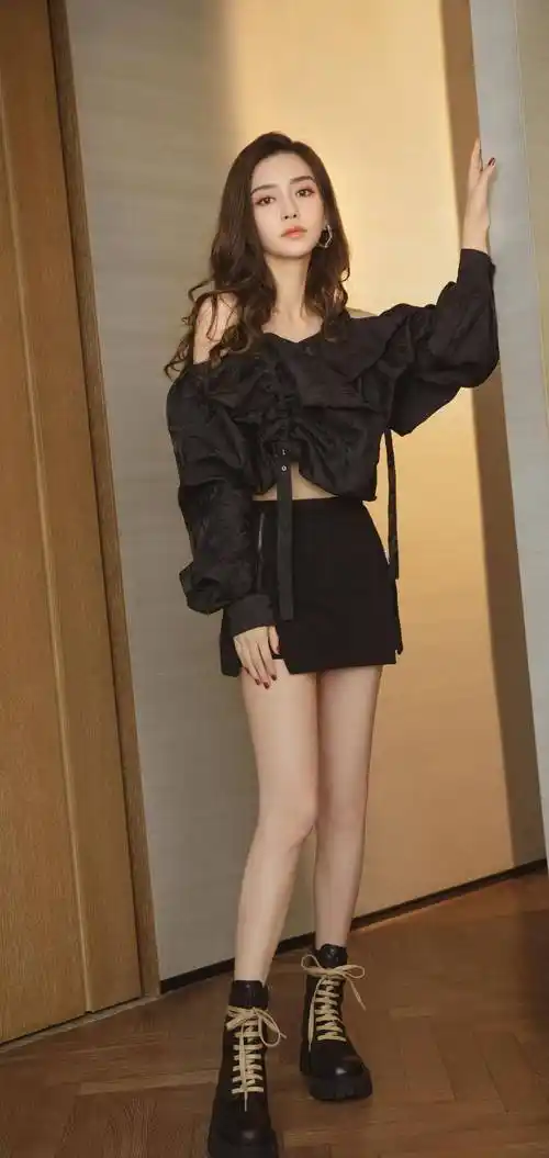 杨颖黑色超短裙性感美腿写真