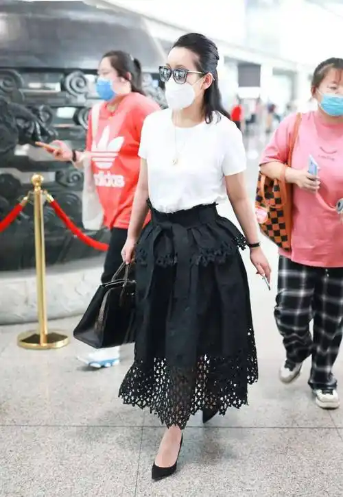 原创生活中的秦海璐不讲究素颜自驾出游肤色蜡黄还秃眉也没遮掩