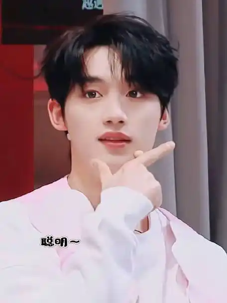 丁程鑫超话  这期完全小狗聪明 活泼 淘气又可爱～  #丁程鑫贴脸泼水