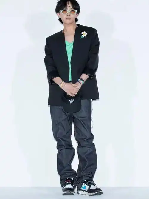 另外,提到「外翻式」鞋舌,就不得不提到 nike 为权志龙推出的签名鞋款