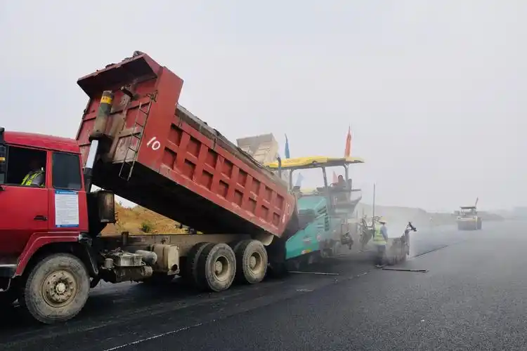 性能路直线段,模拟高速公路东直线段沥青摊铺顺利完工