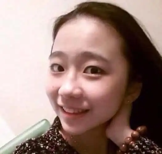 饰演美琪的童星叫孙侨潞,现在的美琪相比小时候要成熟了很多,整个人都